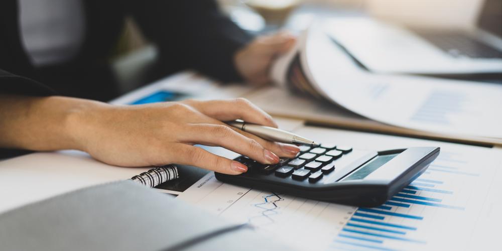 FinExperts aan het werk in een moderne kantooromgeving.